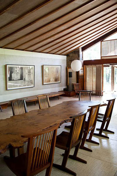 Мебель от George Nakashima - столы и стулья.